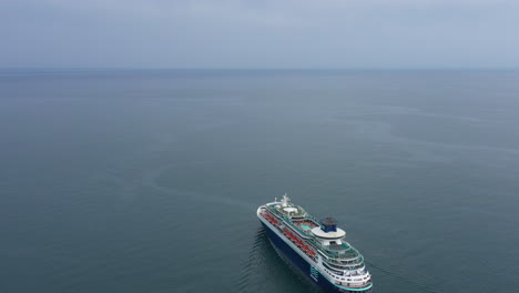 Kreuzfahrtschiff,-Das-Im-Mittelmeer-Segelt,-Bewölkter-Tag,-Luftdrohnenaufnahme